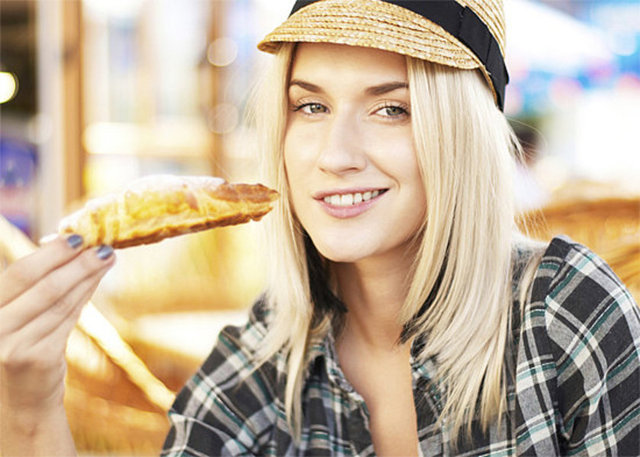 Bazı besinler cildimizi iyi gelirken bazı besinlerde cildimizi olumsuz yönde etkileyebilmektedir.