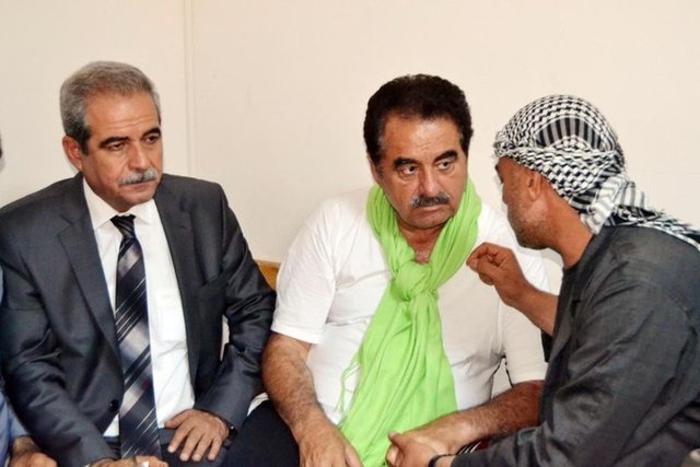Ünlü sanatçı İbrahim Tatlıses, geçen pazar sulama kanalında boğularak hayatını kaybeden 14 yaşındaki yeğeni Yusuf Tatlı'nın Şanlıurfa'daki taziyesine katıldı. -