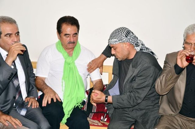 - Merkez Haliliye Belediye Başkanı Fevzi Demirkol ile Gerger Taziye Evi'ne giden Tatlıses, burada taziyeleri kabul edip, akrabaları ile görüştü.