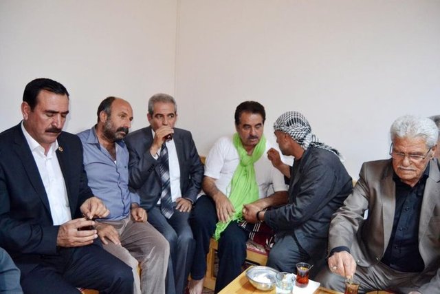 - Ölüm haberinin ardından İbrahim Tatlıses, bugün yeğeni Yusuf Tatlı'nın Bağlarbaşı Mahallesi'ndeki taziyesi için kente geldi.