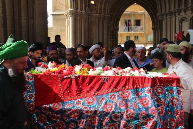 Dergahta, Türkiye'nin Lefkoşa Büyükelçisi Halil İbrahim Akça, KKTC Din İşleri Bakanı Talip Atalay, bazı milletvekilleri, bazı sivil toplum örgütü temsilcileri, bazı üst düzey yetkililer, Kıbrısi'nin ailesi, çok sayıda müridi ve Lefke halkı hazır bulundu.