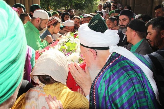 Bugün öğle saatlerinde hayatını kaybeden Şeyh Nazım Kıbrısi'nin naaşı, Selimiye Camii'nde kılınan ikindi namazının ardından Lefke'ye getirildi.  -