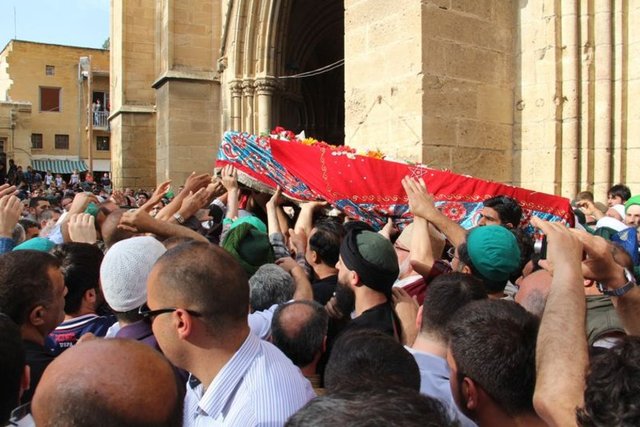 Cenaze töreni için polis Lefke'de geniş güvenlik önlemleri aldı. Naaşı defnetmek için dergah dışından toprak getirilerek etrafa mersin dalları serpiştirildi.