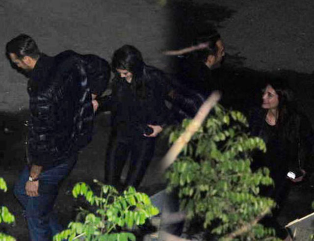 İkili, gazetecileri atlatmak için mekânın arka kapısından kaçtı.  -