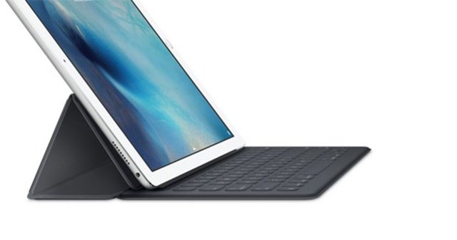 Apple'ın ince ve  dayanıklı bir tasarıma sahip tam boyutlu bir klavye olan yeni Smart  Keyboard'unu her yere götürebilirsiniz. Smart Keyboard, iPad Pro'nun  yenilikçi Smart Connector bağlantı noktasına takılıyor ve bu sayede,  ayrı bir pile, açma/kapatma düğmesine veya Bluetooth eşleştirmesine  ihtiyaç kalmıyor. 