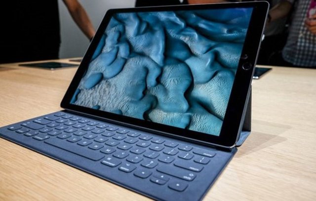 iPad Pro, bir iOS aygıtında bugüne kadarki en yüksek çözünürlük olan 5,6 milyon pikselli göz alıcı 12.9 inç Retina ekranla donatıldı. Yeni 64 bit A9X çipi ise, çoğu PC'ye rakip olabilecek bir performans sunuyor.