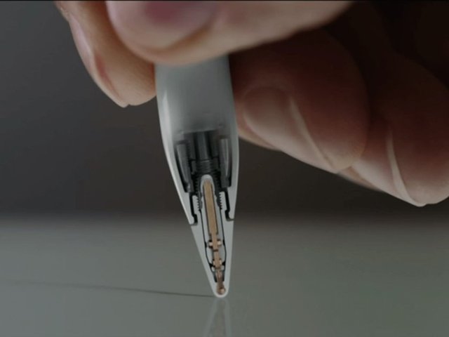 iPad Pro için Apple  Pencil çizim ve resim yapmayı son derece akışkan ve doğal hale getiriyor  ve sanatsal çizimler ve ayrıntılı 3D tasarımlar gibi işlerde inanılmaz  hassasiyet sunuyor. Apple Pencil'deki yerleşik Lightning konnektörü  hızlı ve kolay eşleştirmeyi ve şarj etmeyi sağlıyor.  