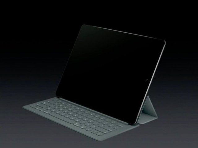 Kömür grisi renk seçeneğiyle gelen Smart Keyboard  da 649 TL'den satışa sunuluyor.