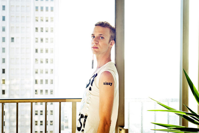 Mark Synder "Başından beri babamın eşcinsel olduğuna dair bir düşüncem vardı. Eşcinsel olduğumun hep farkında olmam da yardımcı oldu. Bacak bacak üstüne attığında düzeltmesi gibi feminenliğini saklamak için yaptığı hareketlerdi."