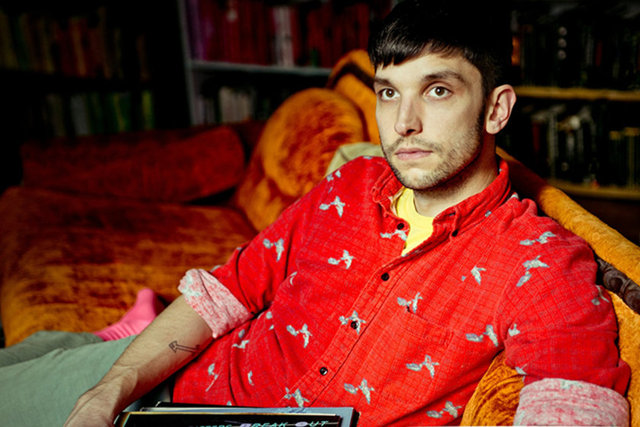 Menlo Park"Etrafımın lezbiyenlerle dolu olduğunu kabullenmiştim ve bunun çok normal olduğunu düşünüyordum. Radyoda pop müzik dinlediğim silik bir anımda şarkıyı söyleyenin muhtemelen aynı cinsten birine söylediğini varsayıyordum." -