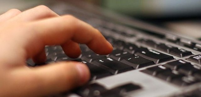 Sosyal medyada eğlenceli videolar izlemek