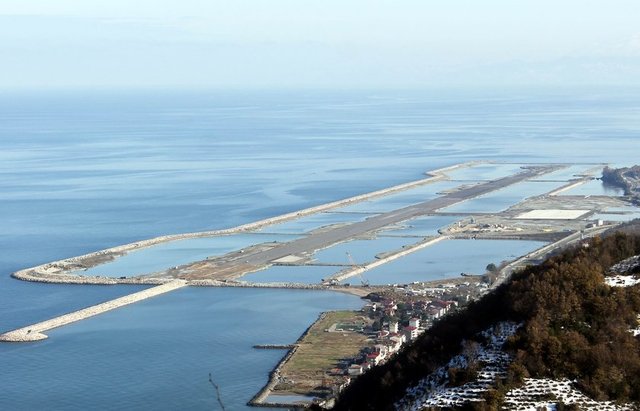 Yaklaşık 1,770,000 metrekare alanın dolgusu için 19,850,000 ton taş kullanılmıştır.