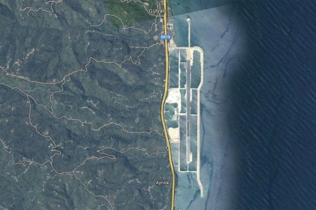 Yaklaşık 7.435 metre uzunluğunda ve ortalama 5,5 metre yüksekliğinde 2 ila 8 ton ağırlığında taşlarla dolgu yapılarak koruyucu mendirekle inşa edilmiştir. Mendirek için 13 milyon taş kullanılmıştır.