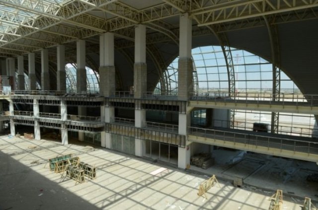 Güneydoğu'da yıllardır mevcut terminal binası ile apronun yetersizliği nedeniyle yurt dışı seferlerinin düzenlenemediği havaalanı konusundaki sıkıntı yapımına yaklaşık 2 yıl önce başlanan...