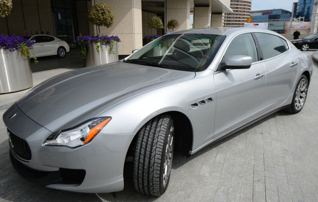İkinci motor seçeneği olan "3.0 litre V6 twin-turbo" benzinli motorla donatılan dört tekerden çekişli Ghibli ise 330 HP güç ve 500Nm'nin üzerindeki tork değerleriyle, 0'dan 100 km'ye sadece 5.6 saniyede hızlanıyor.