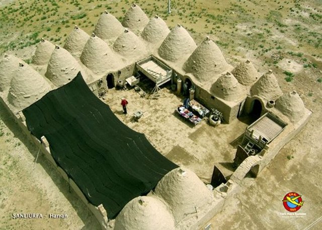 ŞANLIURFA-Harran - THK yamaç paraşütü öğretmen pilotları Orhan Özgülbaş, Türker Türkoğlu ve Ferhat Ağırtopçu bu süre zarfında motorlu yamaç paraşütü ile Türkiye'deki 40 ili havadan fotoğrafladı.