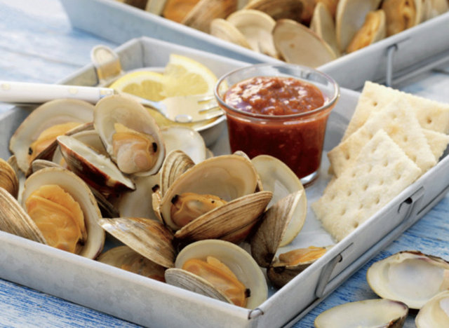 İstiridyeler: Okyanus tabanına yapışıp sudaki planktonları süzerek beslenirler. Eğer filtreledikleri su kirliyse, İstiridyenin kendisi de kirlenmiş olur.