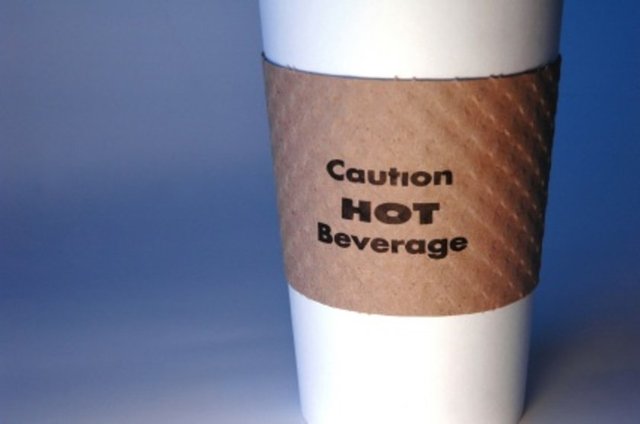 Davadan sonra kartonda satılan sıcak kahvelerin üzerinde "Dikkat sıcak içecek." uyarısının bulunması zorunlu hale geldi.
