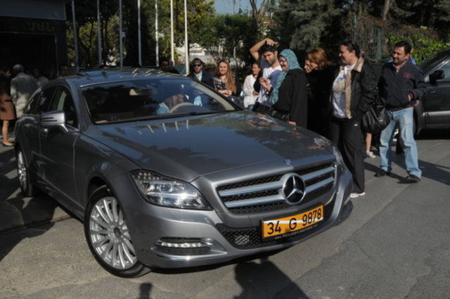 Ünlü sanatçı geçici plaka takılı yeni otomobiliyle önceki akşam Tarabya Kıyı Balık'ta yemeğe gitti.