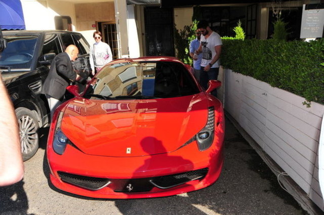 Güle güle kullan Tolgahan! Ünlü oyuncu Tolgahan Sayışman hayallerinin otomobiline sonunda sahip oldu.