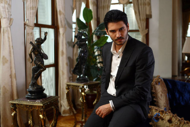 "İspanya'da Arda'ya uğradıktan sonra, Şampiyonlar Ligi maçı izlemek için İngiltere'ye gideceğim." diyen Sayışman, daha sonra yeni aracının gazına bastı. -