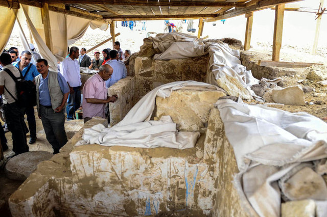 İbrahim, Giza piramitlerinin 25 kilometre güneyindeki Sakkara kazı alanında MÖ 1077-1292 yıllarında hüküm süren 20. Firavun Hanedanlığı döneminde üst düzey yetkili olan Pah Seir'e ait mezar bulunduğunu açıkladı.