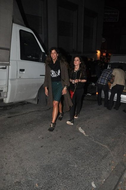 Aykut Cömert'in 'One Night Art' projesinde yer alan oyuncu Berrak Tüzünataç, sergi açılışına da katıldı.