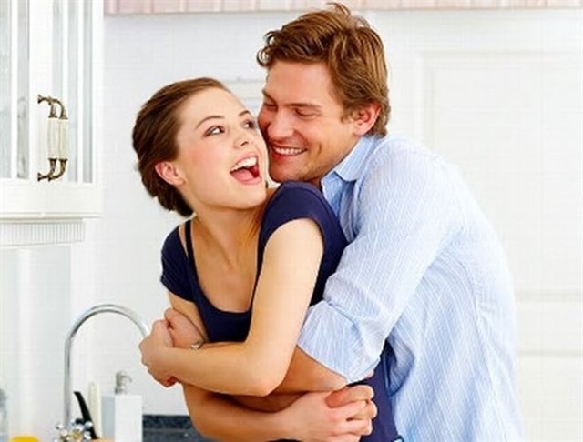 Kimine göre ilk sırayı sevilmek alıyor, diğeri sevmeyi her şeyden daha değerli buluyor. -