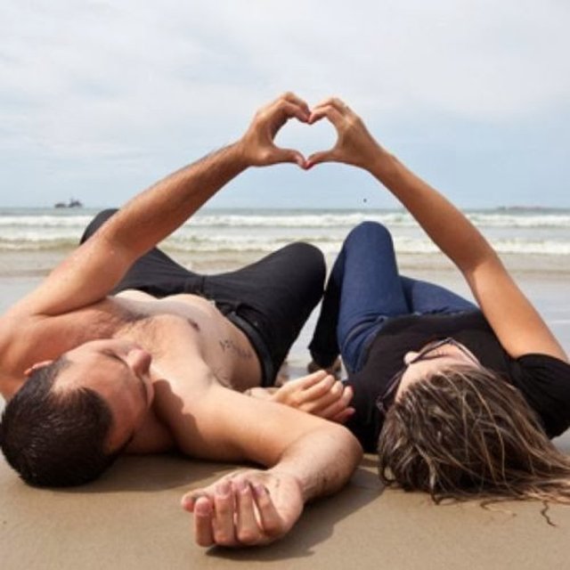 Ben önce sevmek gerektiğine inananlardanım. Sevmenin bir insanı büyütmesi, ruhunu olgunlaştırması ve deneyim kazandırması için son derece gerekli olduğunu düşünüyorum.