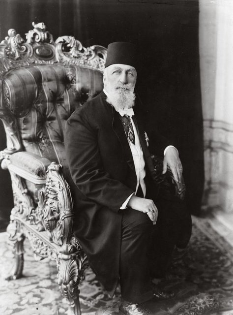 41-Osmanlı Halifesi Abdülmecit Efendi-Abdülmecit Efendi 23 Ağustos 1944'de sürgünde bulunduğu Paris'te vefat etti. Kızı Dürrişehvar Sultan'ın, Cumhurbaşkanı İsmet İnönü nezdindeki çabalarına rağmen cenazesi Türkiye'ye kabul edilmedi.