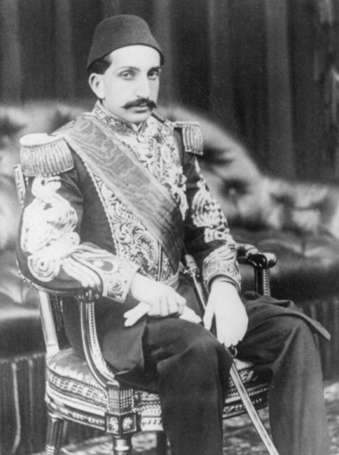 34-II.Abdülhamit Hân: Çemberlitaş'ta Sultan II. Mahmut Hân Türbesi'nde.
