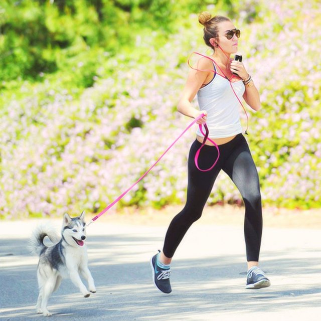 İngiltere'de piyasaya çıkan Walking Diet (yürüyüş diyeti) isimli kitabın yazarı Joanna Hall, yürüyerek daha güzel vücuda sahip olmanın yollarını araştırmış...