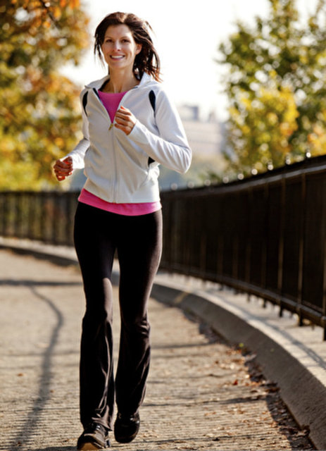 Gün 18: Ortalamaya 2 bin adım ekleyerek yürüyüş yapın. Temponuzu biraz düşürün. Eğer kendizini yorgun hissediyorsanız yürüyüşlerden bir saat önce bir fincan kahve içmeyi deneyin.