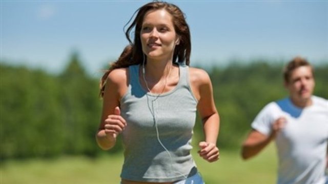 Sporu müzikle yapın... - Müzik dinlemek, spor yaparken çok motive edici bir etkendir. Yapılan araştırmalar, müzikle egzersiz yapanların yüzde 25 daha uzun süre spor yaptıklarını gösteriyor. Bu da doğal olarak daha çok kalori yakmanız anlamına geliyor.