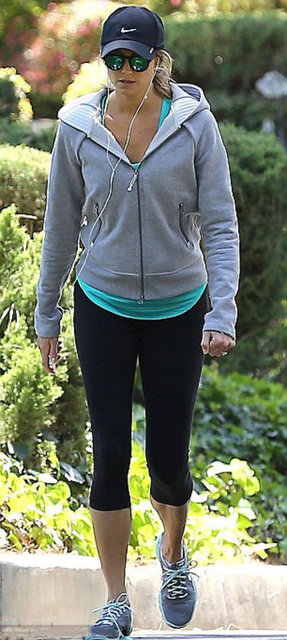 Örneğin; bir yere giderken canlı ve hızlı bir tempoyla 30 dakika yürüdüğünüz zaman yaklaşık 120 kalori yakabilirsiniz. Bu, araba kullanmakla yakacağınız kalori miktarının tam iki katına eşittir.