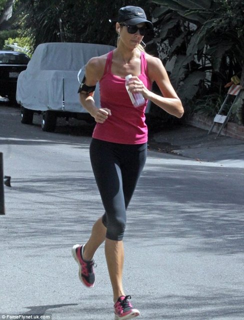 NASIL YÜRÜMELİSİNİZ? - Karın kaslarını içeri çekin ve yürürken dik durun. Omurganızı dik tutmak için omuzlarınızı indirin, boynunuzu uzatın ve başınızı yukarda tutun.