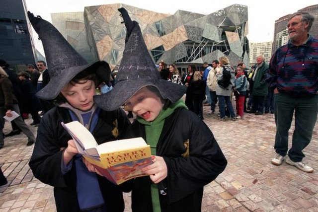 Harry Potter -  - Harry Potter, 450 milyon adetlik satış rakamıyla dünyanın en çok satan kitabı.