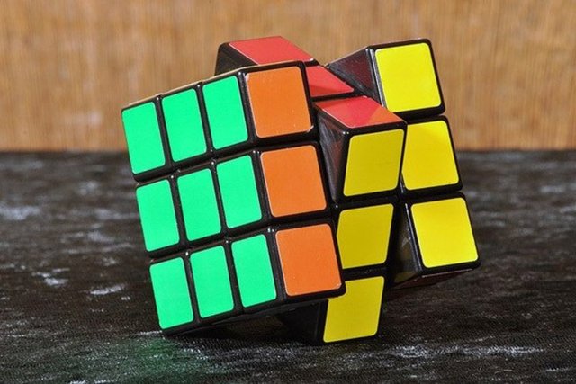 Rubik Küpü -  - Piyasaya çıktığı 1980 yılından bu yana 350 milyon adet satılan Rubi Küpü, böylelikle dünyanın en çok satan oyuncağı oldu.