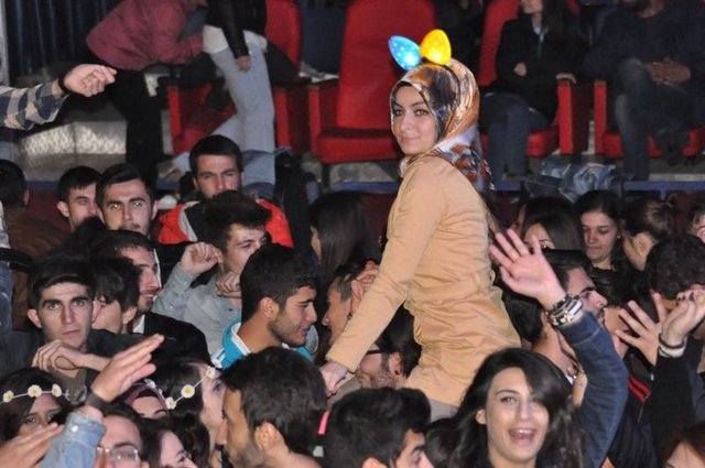Düzce Üniversitesi Bahar Şenlikleri kapsamında düzenlenen konserler sırasında renkli görüntüler ortaya çıktı.