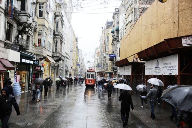 İstanbul haftanın son gününe yağmurla başladı. Gün boyu devam eden sağanak yağış hayatı olumsuz etkiledi.