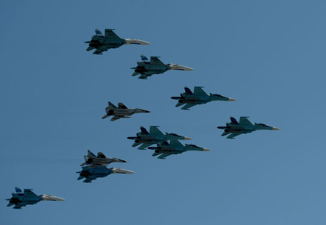 Rus savaş uçakları, Zafer Günü kutlamaları kapsamında gösteri yaptı.