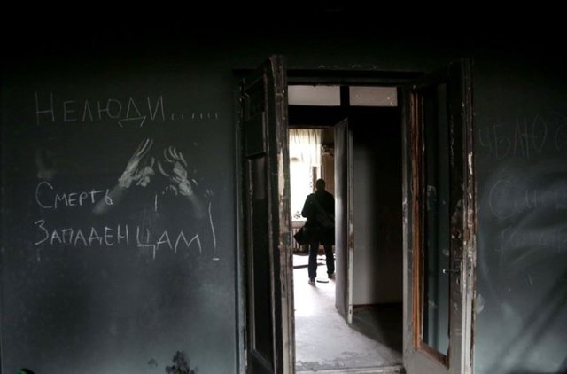 Ukrayna'nın liman kenti Odessa'da, halk, 2 Mayıs Cuma günü çıkan olaylarda hayatlarını kaybedenleri anmak için sendika binasına ziyaretlerini sürdürdü.