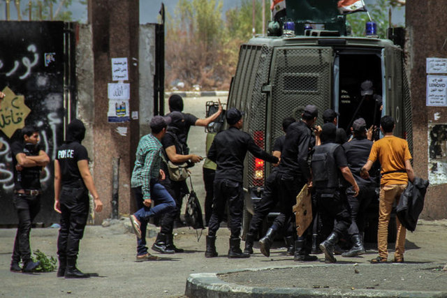Mısır'ın başkenti Kahire'deki Ezher Üniversitesi'nde toplanan darbe karşıtı öğrenciler gösteri düzenledi. Mısır güvenlik güçleri, göstericilere müdahale etti. -