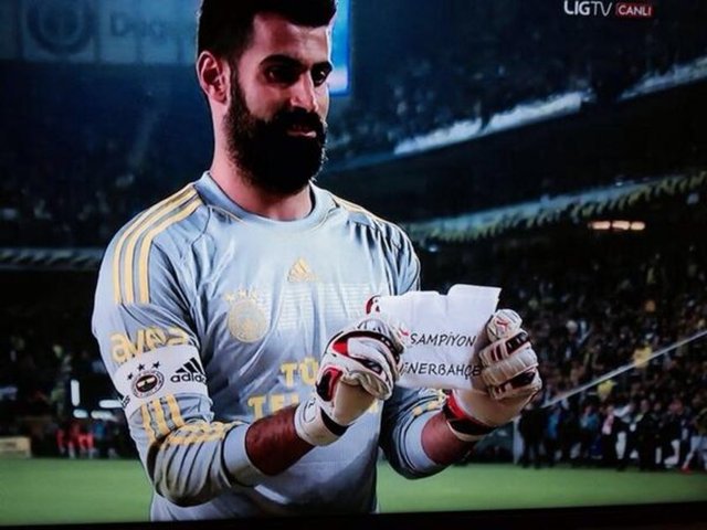 Fenerbahçe - Karabükspor maçının son dakikalarında çok ilginç bir an yaşandı.