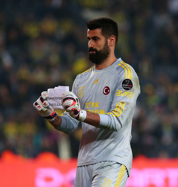 Fenerbahçeli futbolcu Emre Belözoğlu ise yaptığı açıklamada "Sakın yanlış anlaşılmasın. Mancini ile de çalıştım. Dünyanın en iyi hocalarından biri. Ölçülü bir espriydi" diye konuştu.