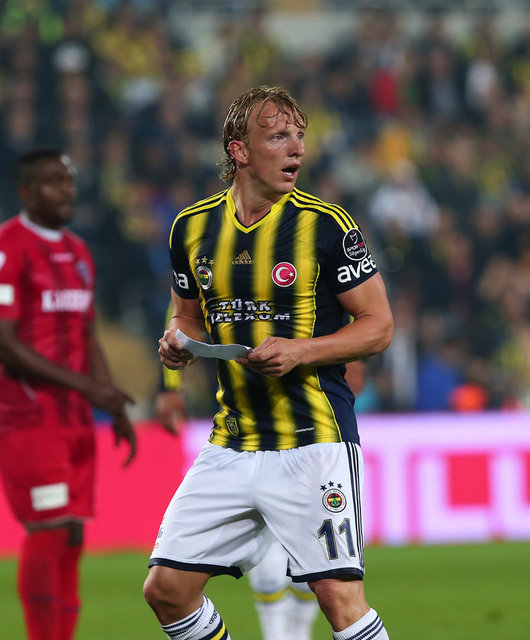 Fenerbahçeli oyuncular, bu hareketi ile Galatasaray Teknik Direktörü Roberto Mancini'nin taktiklerini kağıda yazarak saha içerisindeki oyuncularına ulaştırması ile klasikleşen hareketine göndermede bulundu.