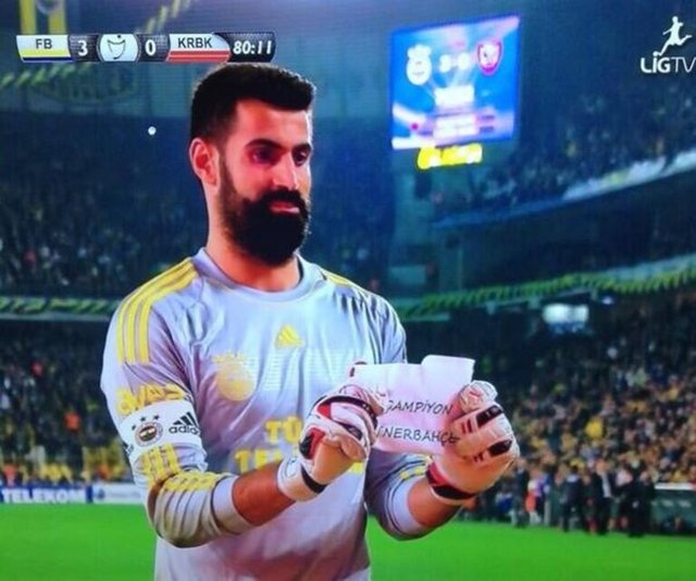 Bütün takımın elinde gezen kağıt son olarak kaleci Volkan'a geldi.