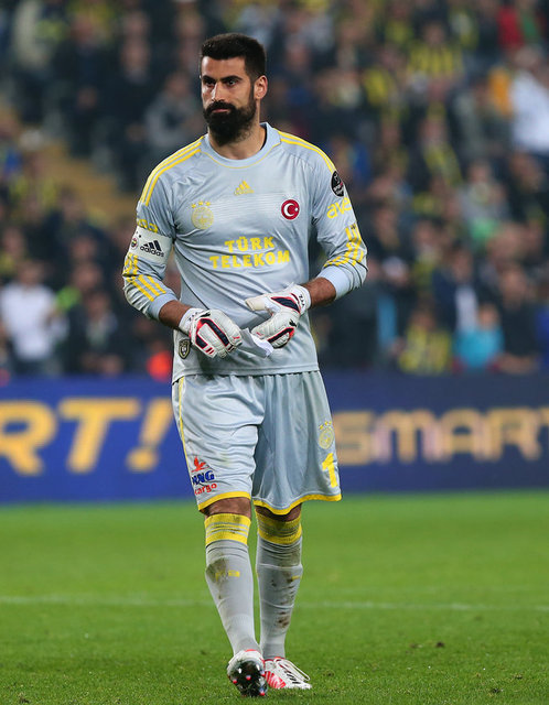 Volkan da kağıtta yazan 'Şampiyon Fenerbahçe' yazısını kameralara gösterdi.