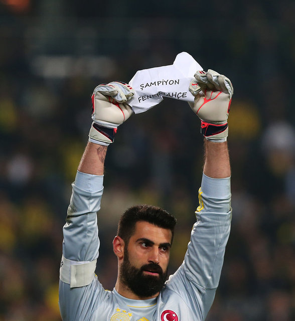 Elden ele dolaşan kağıdı alan oyuncu bir diğer arkadaşına verdi.