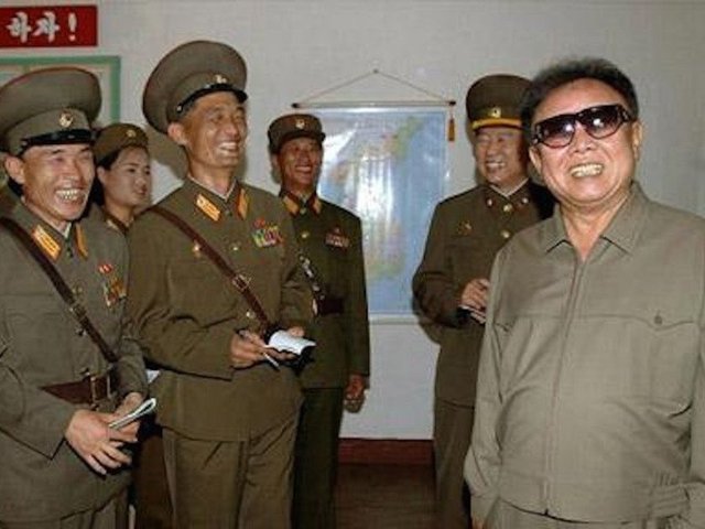 Kim Jong Il'in yıllık konyak maliyeti gelirin 800 katı!  Kim Jong Un'un babası Kim Jong Il'in konyak maaliyeti 1.2 milyon dolar. Kişi başı düşen milli gelir düşünüldüğünde bu oran Kuzey Kore'nin yıllık gelirinin ortalama 800 katına denk geliyor.